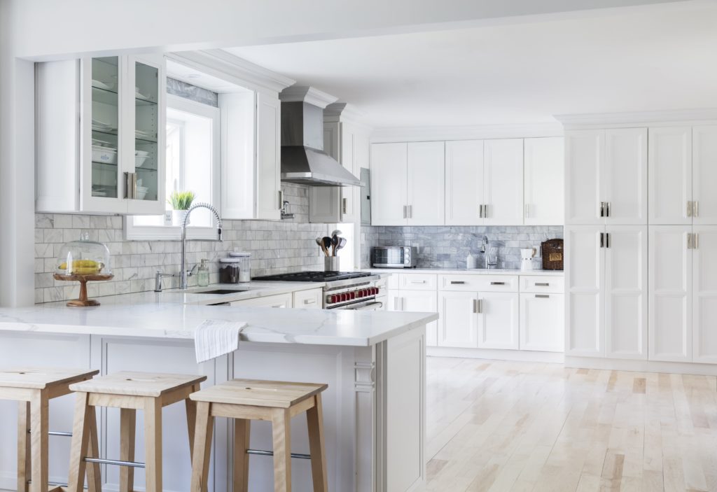 Beatiful white cabinets paired with beautiful kitchen deisng